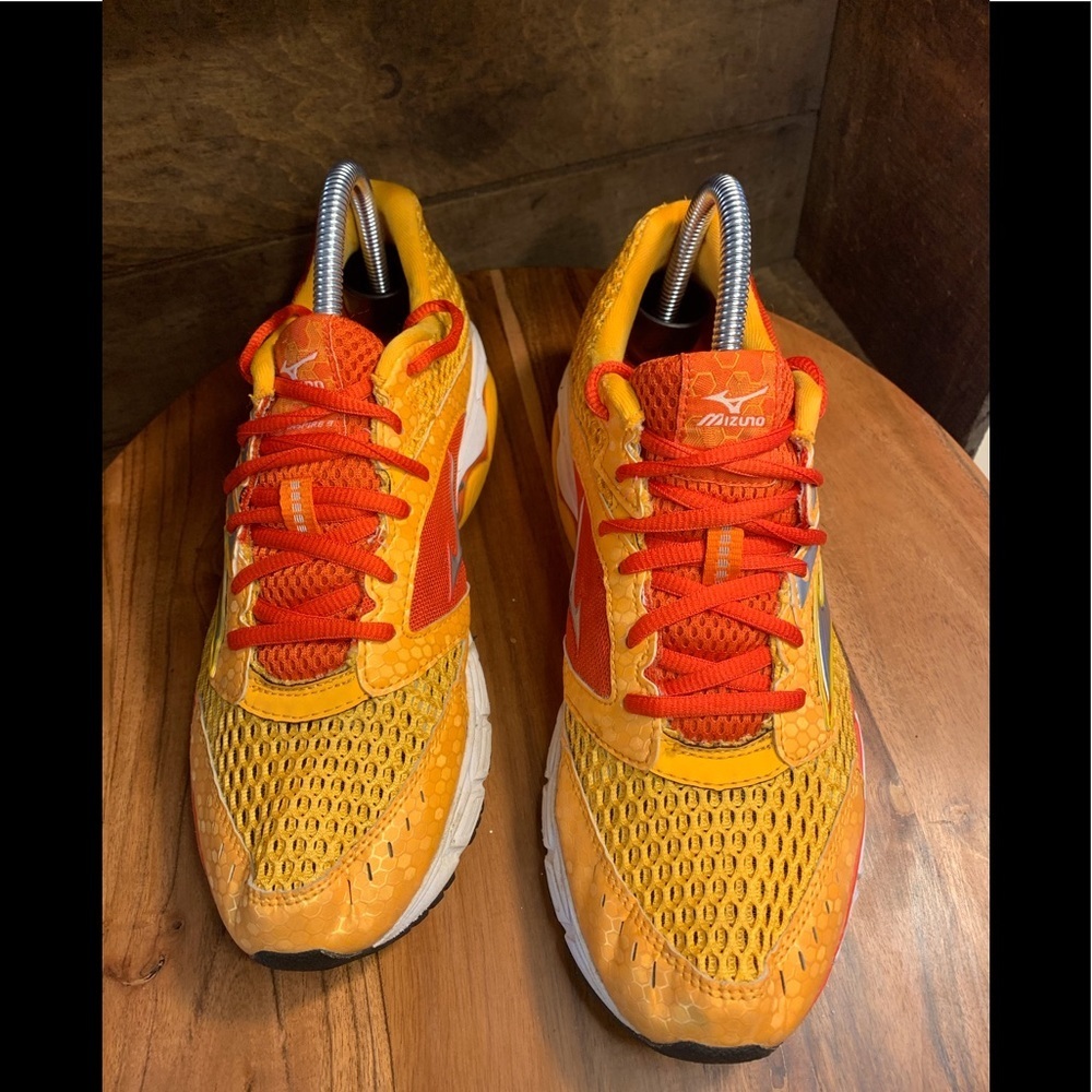 Mizuno womens sneakers.  Inv 5120